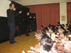 父母の会主催で、遊戯室にて劇団「一番星」による観劇「影絵」が、上演されました。